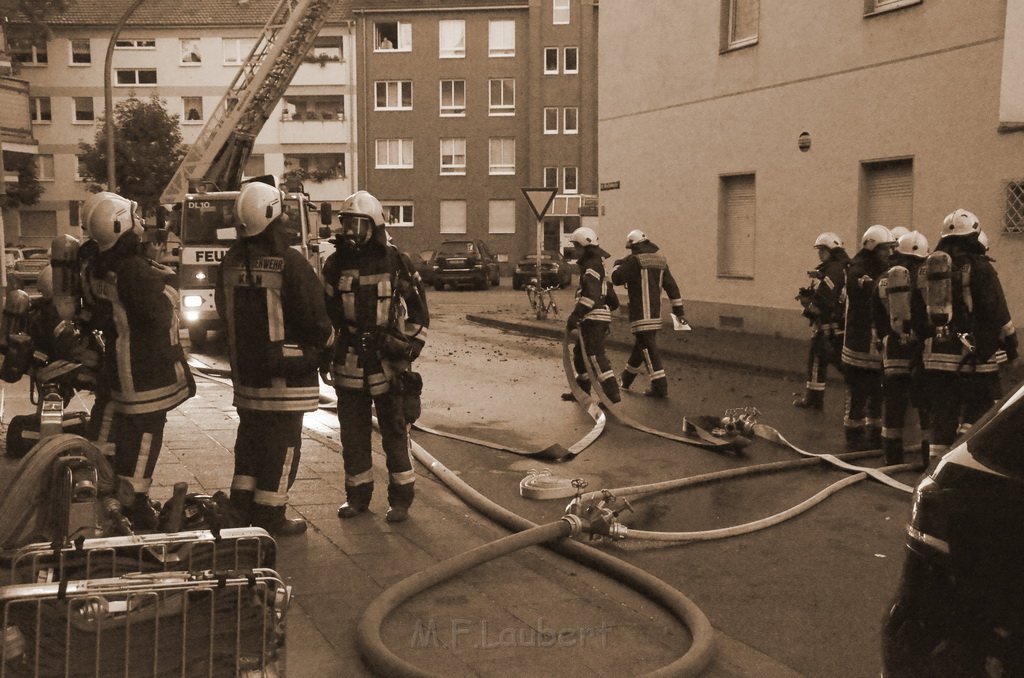 Feuer 3 Dachstuhl Koeln Buchforst Kalk Muelheimerstr P128.JPG